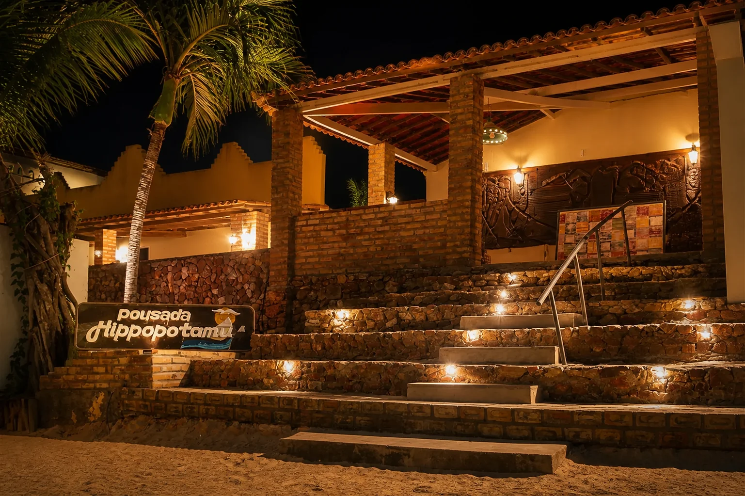 Fachada iluminada da Pousada Hippopotamus em Jericoacoara