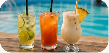 Drinks servidos à beira da piscina